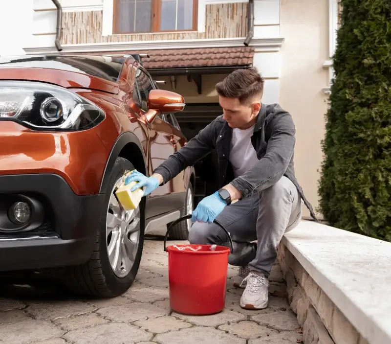 Lavage auto à domicile Lacrabe : professionnel intervenant sur un véhicule